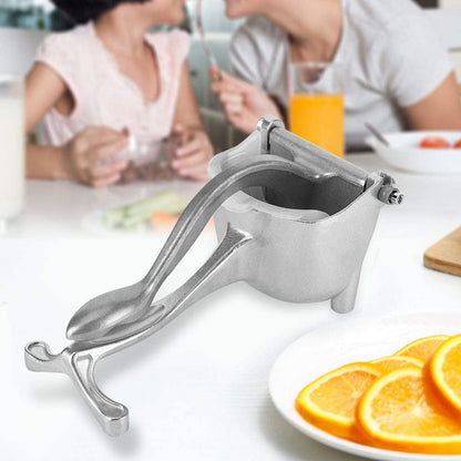 Manual fruit juicer