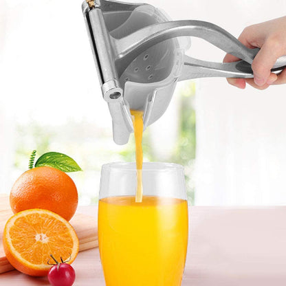 Manual fruit juicer